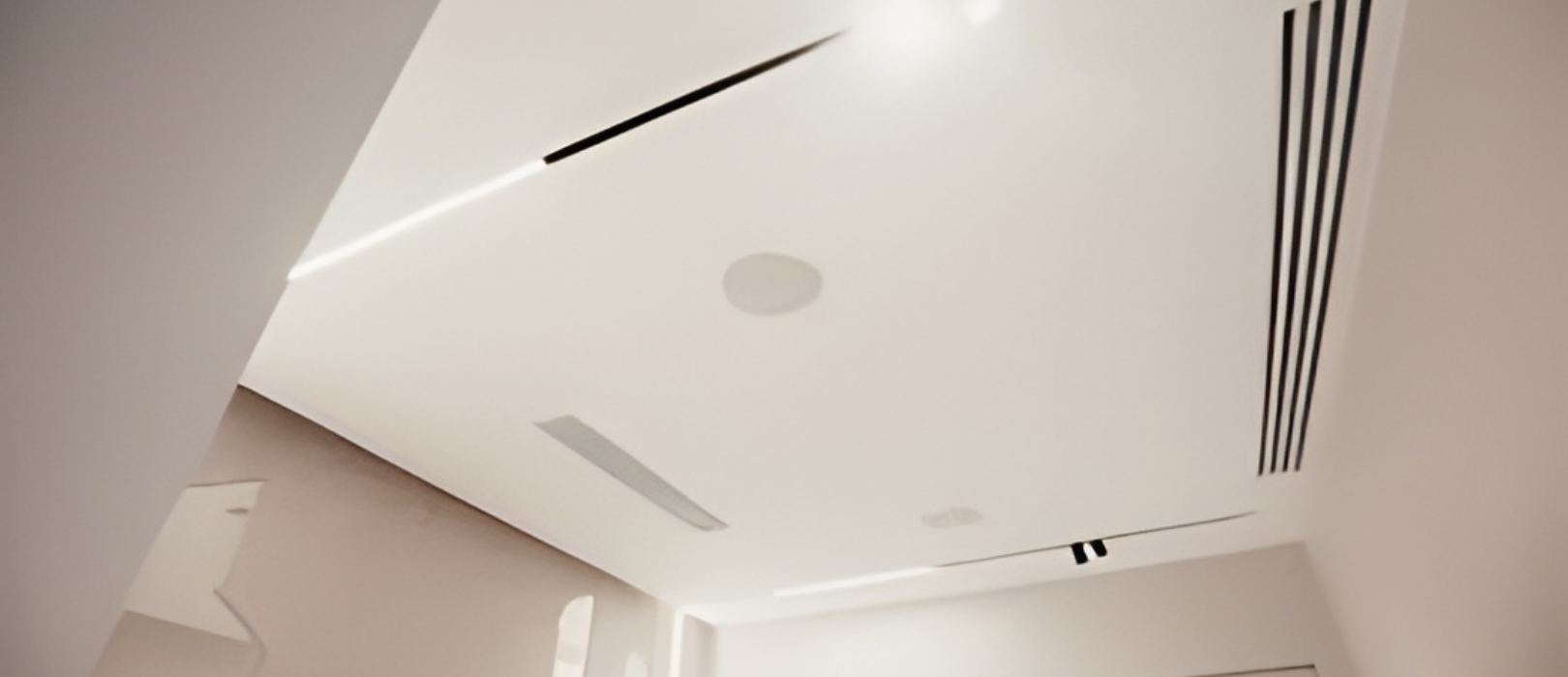 Tavan extensibil sau gips-carton în 2026: ce alegi pentru locuința ta?